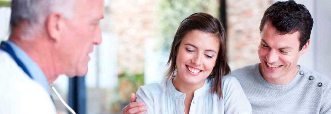 Pareja joven en consulta de reproducción asistida