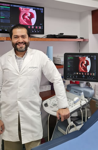 Dr. Claudio Badillo ralizando un ultrasonido.