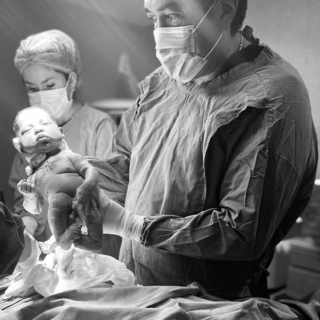 Médico de Fertilt trabajando en labor de parto.