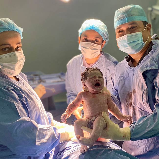 Médicos en clínica de fertilidad trabajando en parto.