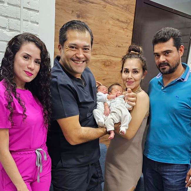 Gemelos de 1 mes nacidos en Fertilt, en consulta