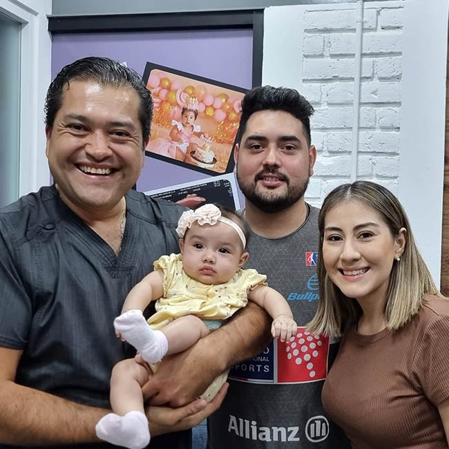 Bebe nacida por inseminación artificial en revisión un mes después